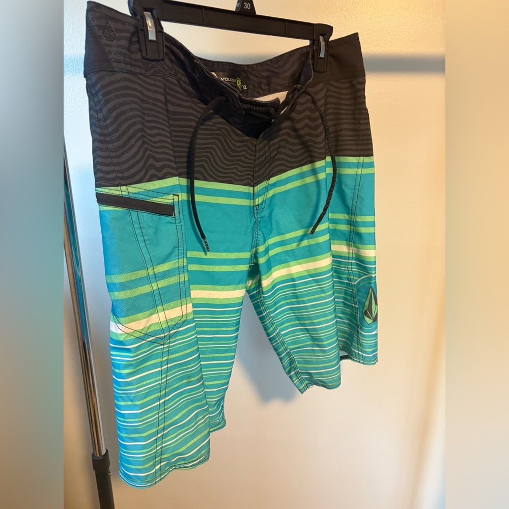 Volcom Men's Aqua and Black Board Shorts